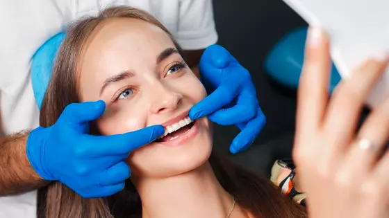 dentista avaliando o sorriso de paciente 