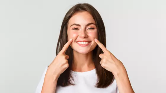 mulher sorrindo mostrando os dentes 