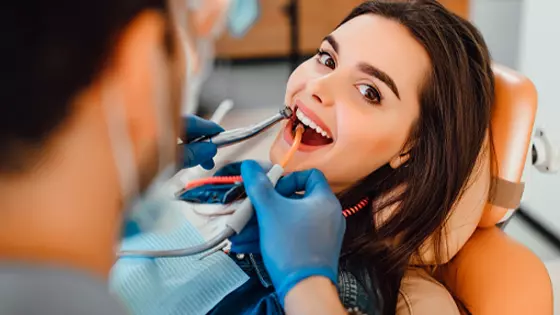 foto mulher sendo atendida por dentista 