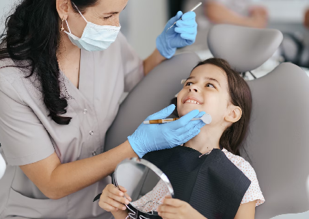 criança feliz em consulta com uma dentista. 