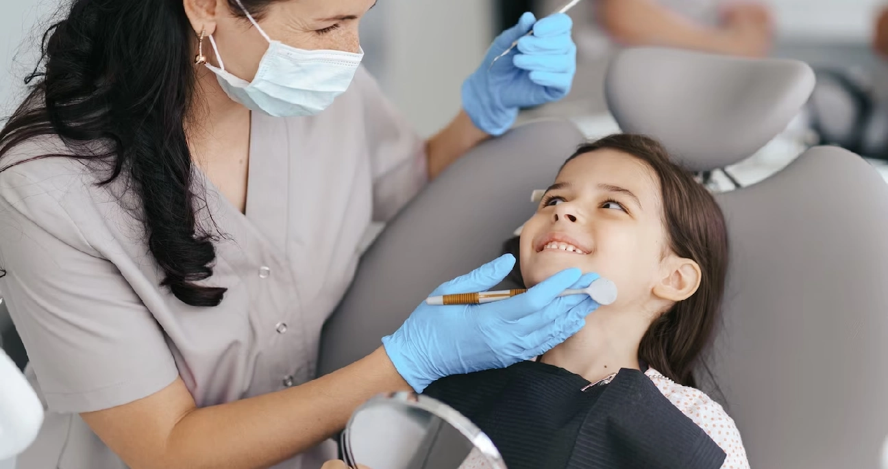 criança feliz em consulta com uma dentista. 