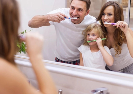 família escovando os dentes.