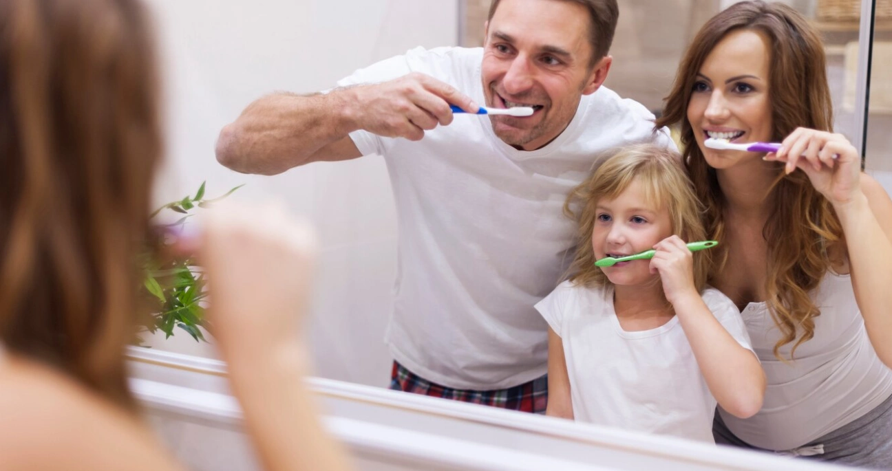 família escovando os dentes.