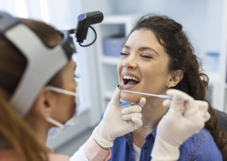 Mulher feliz no dentista. 