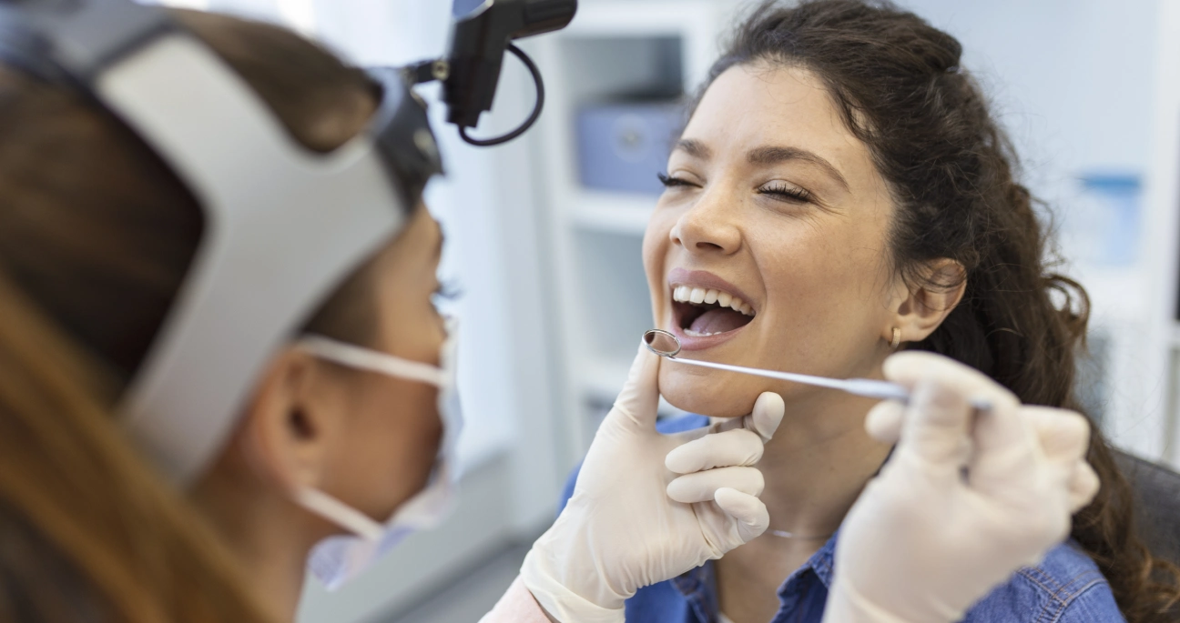 Mulher feliz no dentista. 