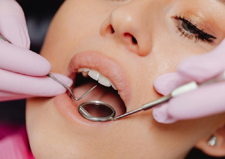 Mulher fazendo limpeza no dentista 