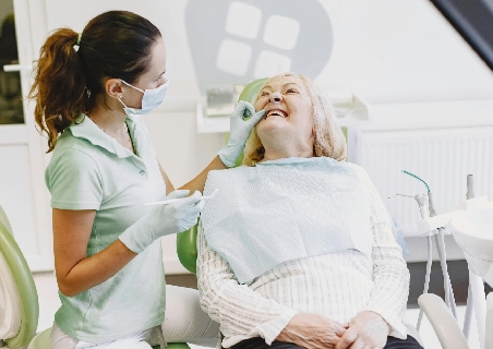 dentista avaliando sorriso de paciente mulher 