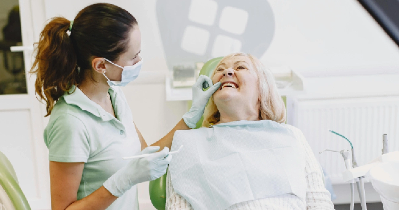 dentista avaliando sorriso de paciente mulher 